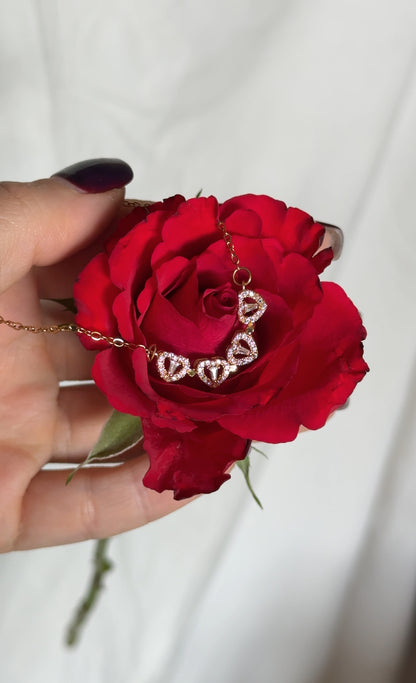 Coffret Cadeau Saint-Valentin - Collier Élégant et Roses Rouges